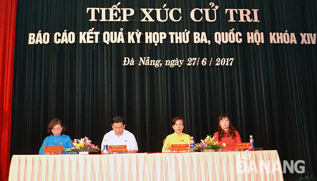 Đoàn ĐBQH đơn vị Đà Nẵng tiếp xúc cử tri ngày 27-6.      Ảnh: VIỆT DŨNG