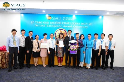 Noi Bai Cargo Terminal Services JSC and Vietam Airport Ground Services Co., Ltd receive prizes from Singapore Airlines for their excellent services. (Photo: VNA)