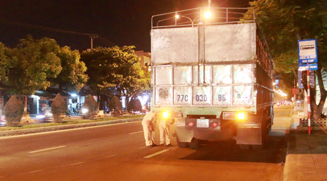 Công an quận Liên Chiểu tiến hành kiểm tra hiện trường chiếc xe ôtô trong vụ tai nạn làm 1 người tử vong vào tối 27-6. 