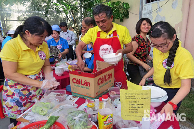 Participants in the ‘Warm Family Meals’ cooking contest in Thanh Khe District 