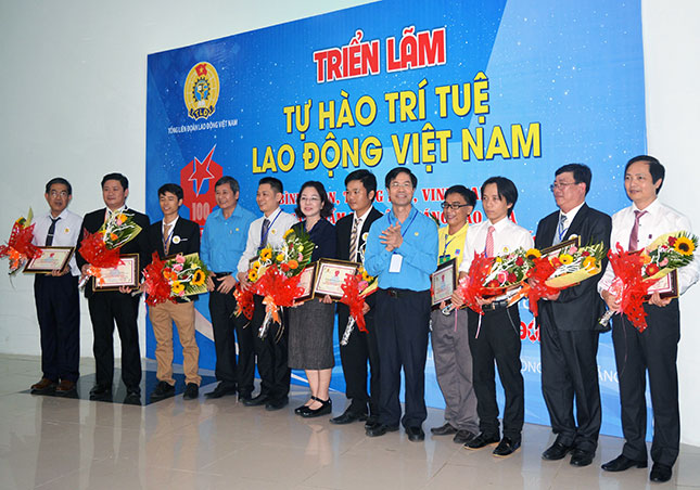 Mr Minh (3rd left) at the honouring ceremony