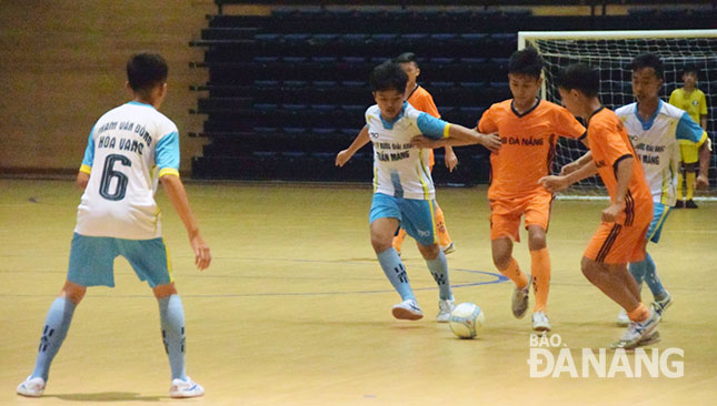 Nguyen Thien Thuat (in orange) and Pham Van Dong players