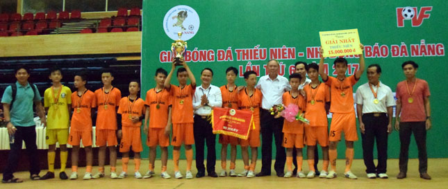 DA NANG Newspaper’s Editor-in-Chief Truong Cong Dinh (7th right) and Director of the municipal Department of Education and Training (8th left) with junior school champions Nguyen Thien Thuat