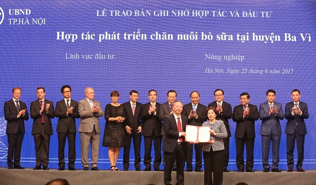 Đại diện lãnh đạo thành phố Hà Nội và bà Mai Kiều Liên, Tổng giám đốc Vinamilk ký kết bản ghi nhớ hợp tác đầu tư phát triển chăn nuôi bò sữa công nghệ cao tại Hà Nội.