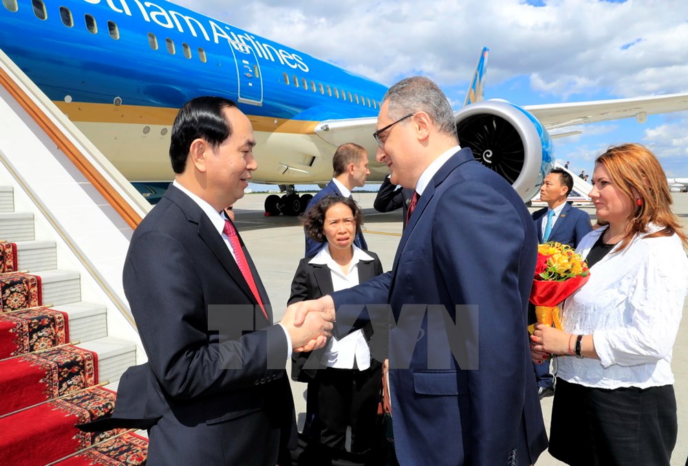 Thứ trưởng Bộ Ngoại giao Liên bang Nga Morgulov đón Chủ tịch nước Trần Đại Quang tại sân bay Vnukovo 2. (Ảnh: TTXVN)