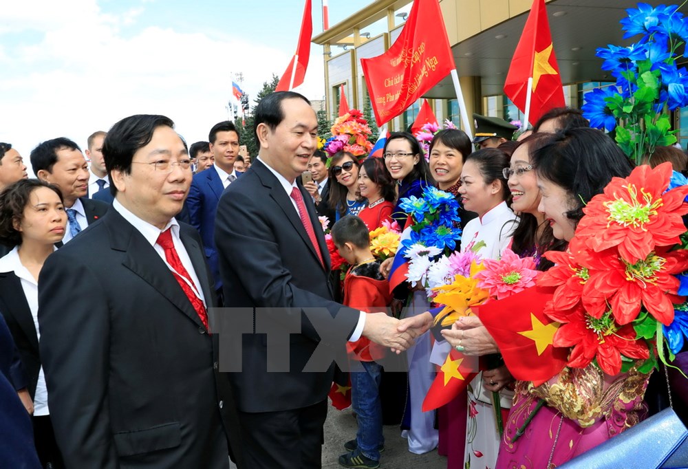 Chủ tịch nước Trần Đại Quang và Phu nhân với cán bộ Đại sứ quán và đại diện cộng đồng người Việt tại Lễ đón chính thức ở sân bay Vnukovo 2. (Ảnh: TTXVN)