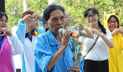 Cancer patient Truong Thi Quy performs at music night with volunteers as her backup dancers. Tuoi Tre