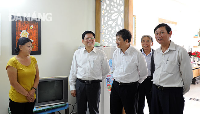 City leaders visiting a new house built for a social policy family  