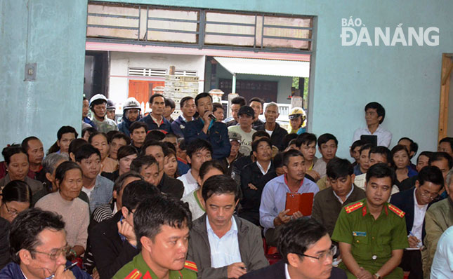 Người dân thôn Vân Dương 2 đối thoại với chính quyền thành phố về việc giải quyết ô nhiễm môi trường. 
