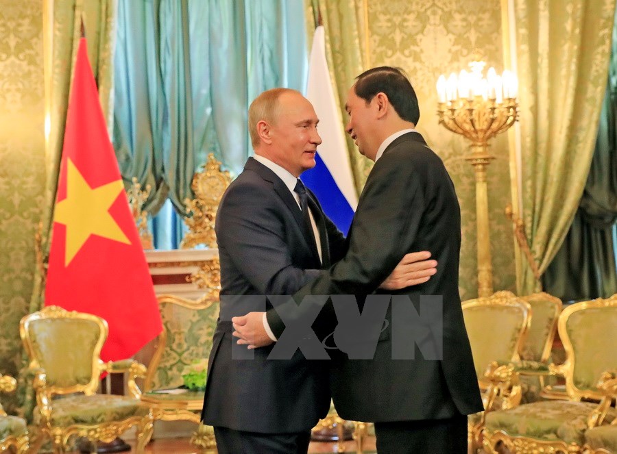 Tổng thống Liên bang Nga V. Putin đón Chủ tịch nước Trần Đại Quang tại điện Kremlin. (Ảnh: Nhan Sáng/TTXVN)