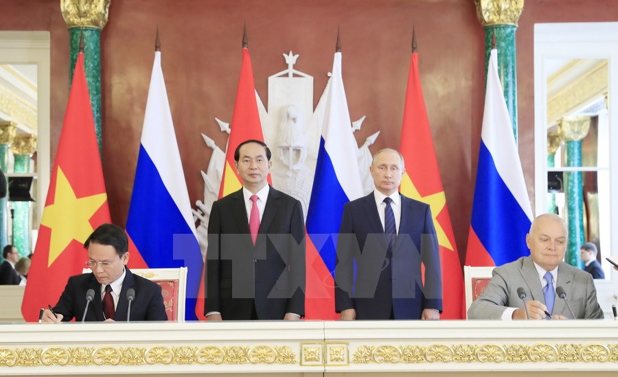 Sau hội đàm, Chủ tịch nước Trần Đại Quang và Tổng thống Vladimir Putin đã chứng kiến lễ ký kết 7 văn kiện quan trọng hợp tác giữa hai nước. (Ảnh: Nhan Sáng/TTXVN)