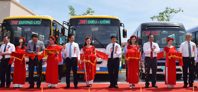 Phó Chủ tịch Thường trực UBND thành phố, Trưởng Ban Tuyên giáo Thành ủy Đà Nẵng Đặng Việt Dũng cùng đại diện Công ty Ô-tô Toyota, chính quyền địa phương cắt băng khai trương tuyến xe buýt TMF.
