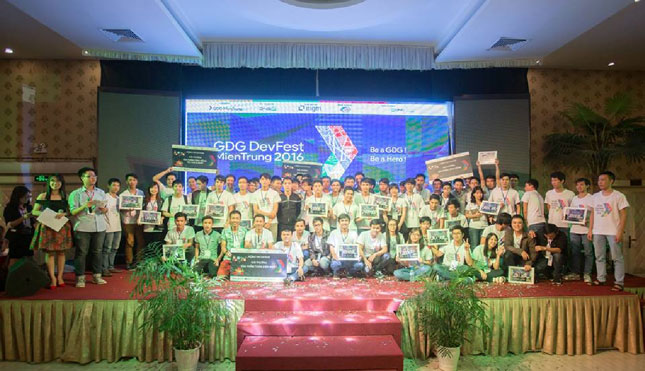 Cuộc thi Mobile Hackathon được ra mắt trong khuôn khổ sự kiện DevFest 2016 do GDG MienTrung tổ chức, thu hút sự tham dự của hơn 100 người yêu lập trình tại Đà Nẵng. Ảnh: K.N