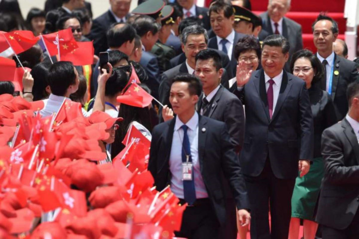 Ông Tập Cận Bình vẫy tay chào những người dân Hong Kong tham gia chào đón ông tại sân bay. Ảnh: AFP