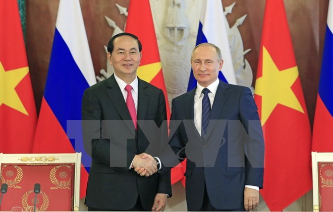 President Tran Dai Quang (L) and President Vladimir Putin shake hands after the signing ceremony of bilateral cooperation deals (Photo: VNA)