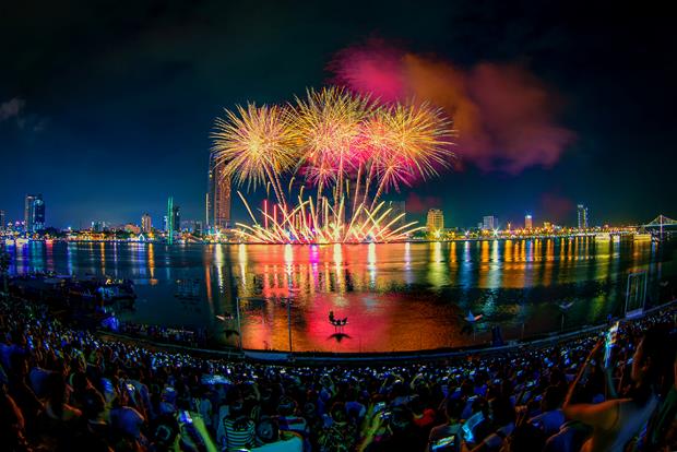 Third prizes were awarded to ‘Le Hoi Phao Hoa Da Nang’ (Da Nang International Fireworks Festival) by Vo Trieu Hai, …