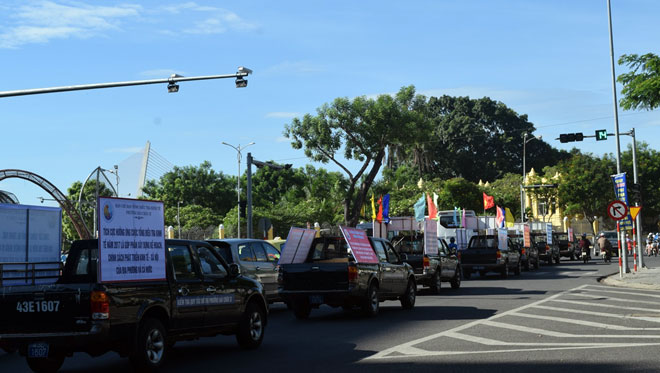 Đoàn xe diễu hành cổ động cho Lễ ra quân Tổng điều tra