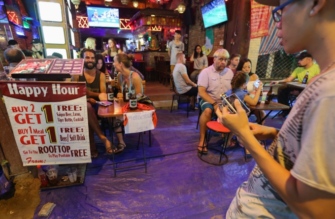 Foreign tourists at a restaurant in Ho Chi Minh City. Photo by VnExpress/Quynh Tran 