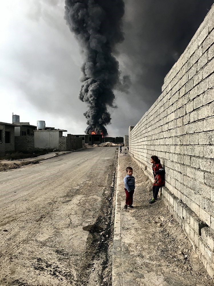 Tác phẩm đoạt giải đặc biệt trong cuộc thi năm nay là của Sebastian Tomada. Tomada đã sử dụng chiếc iPhone 6s của mình để ghi lại cảnh hai đứa trẻ ở vùng chiến sự tại Qayyarah, Iraq.