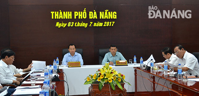 Bí thư Thành ủy, Chủ tịch HĐND thành phố Nguyễn Xuân Anh và Phó Chủ tịch UBND thành phố Hồ Kỳ Minh chủ trì tại điểm cầu Đà Nẵng. Ảnh: VIỆT DŨNG