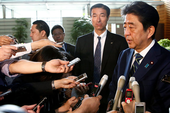 Thủ tướng Shinzo Abe trả lời báo giới tại Tokyo ngày 3-7.     Ảnh:  Reuters