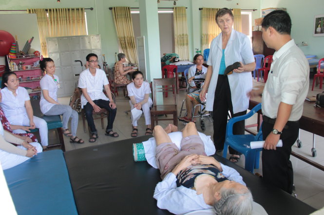 Virginia Mary Lockett (second right) gives training to technicians at the Da Nang Hospital of Traditional Medicine in Da Nang City. Photo: Tuoi Tre