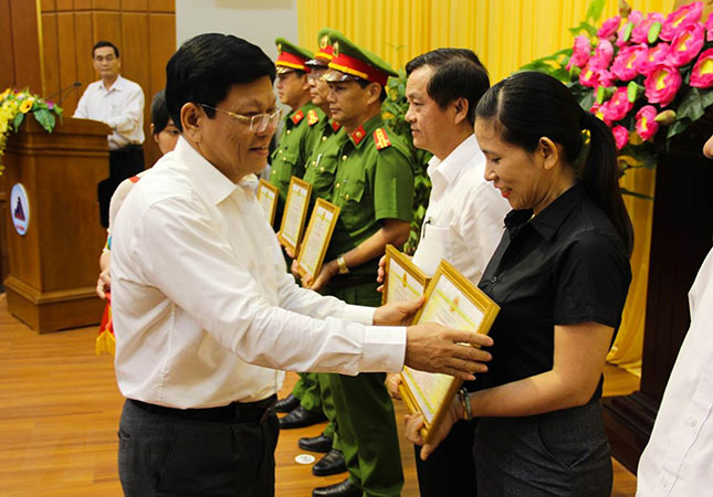 Phó Bí thư Thường trực Thành ủy Võ Công Trí tặng bằng khen của Chủ tịch UBND thành phố cho các cá nhân, tập thể đạt thành tích xuất sắc trong thực hiện Chỉ thị 20-CT/TU giai đoạn 2012-2017. Ảnh: QUỐC KHẢI