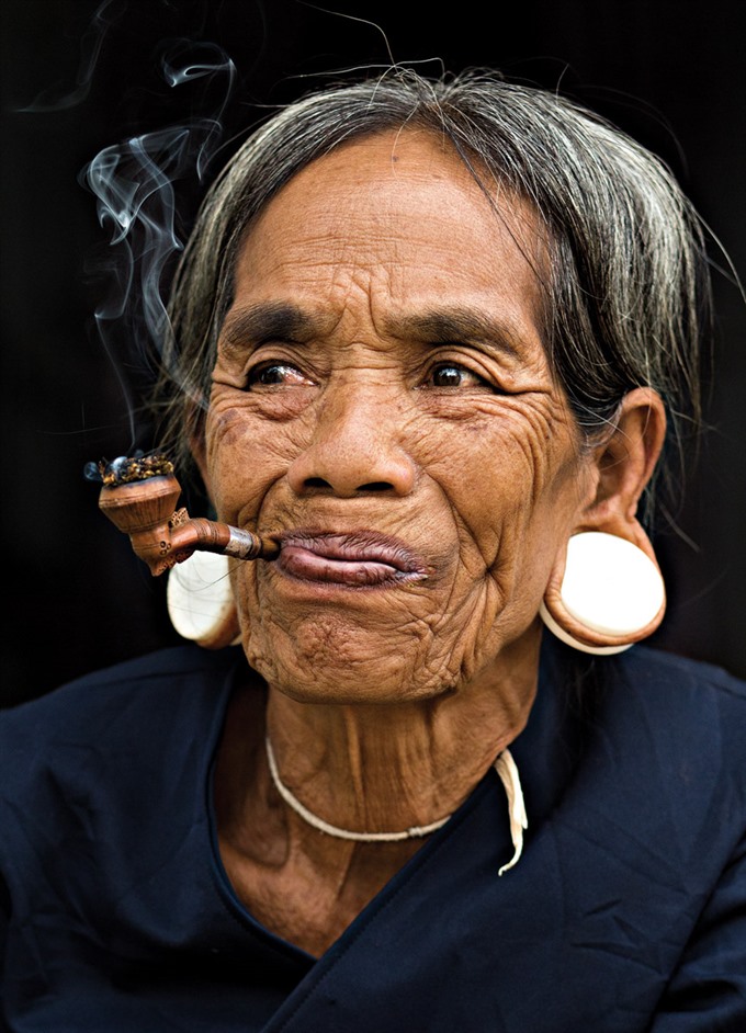 Old woman of Brau ethnic group (Photo by Réhahn)