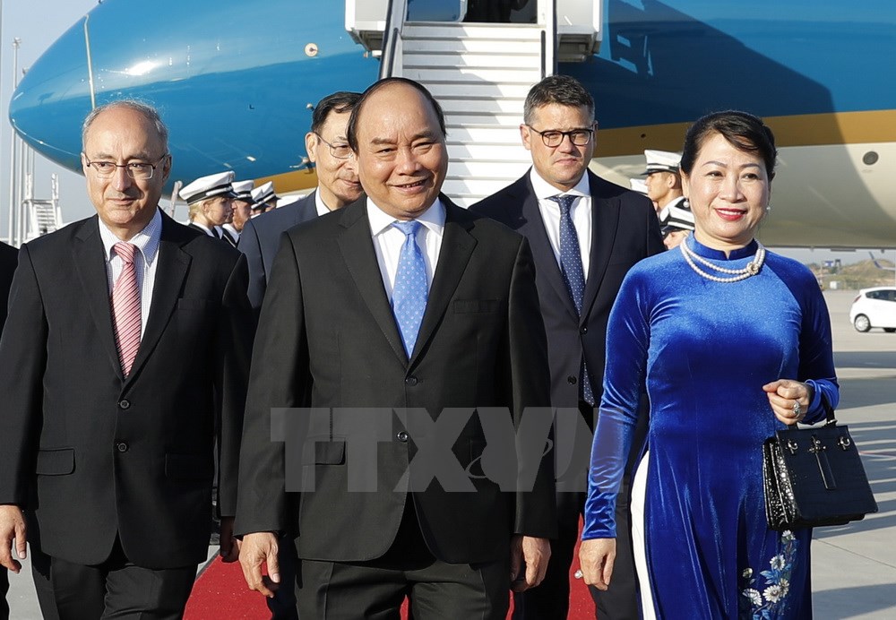 Thủ tướng Nguyễn Xuân Phúc và Phu nhân đến sân bay quốc tế Frankfurt. (Ảnh: Thống Nhất/TTXVN)