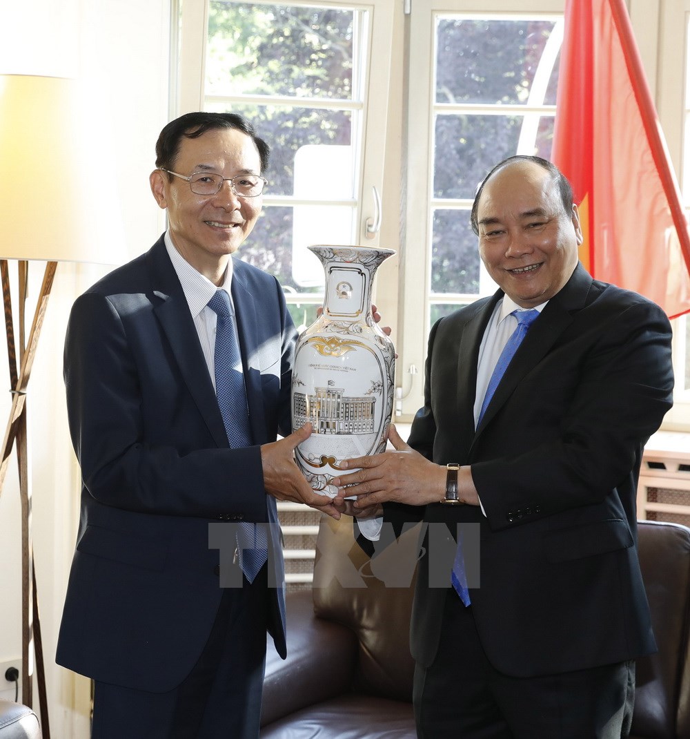 Thủ tướng Nguyễn Xuân Phúc tặng quà cán bộ, nhân viên Tổng Lãnh sự quán Việt Nam tại Frankfurt. (Ảnh: Thống Nhất/TTXVN)