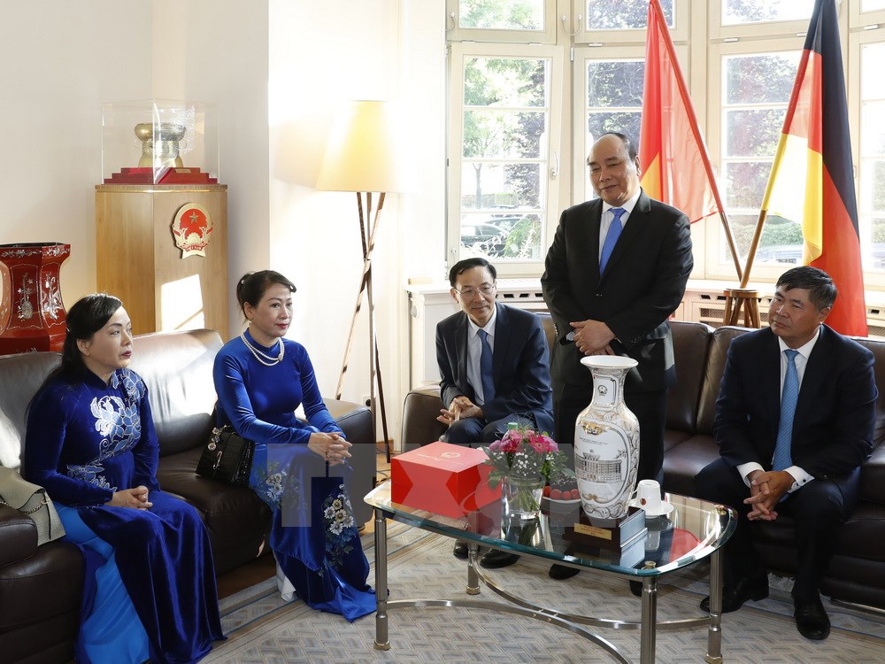 Thủ tướng Nguyễn Xuân Phúc đến thăm và nói chuyện với cán bộ, nhân viên Tổng Lãnh sự quán Việt Nam tại Frankfurt. (Ảnh: Thống Nhất/TTXVN)