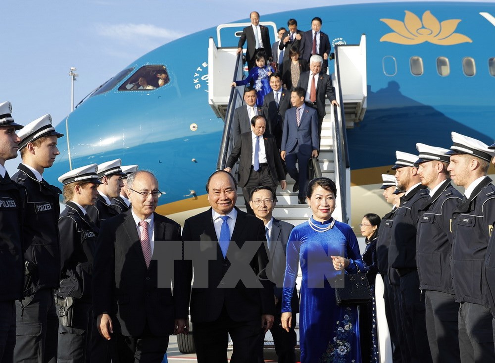 Lễ đón Thủ tướng Nguyễn Xuân Phúc và Phu nhân tại sân bay quốc tế Frankfurt. (Ảnh: Thống Nhất/TTXVN)