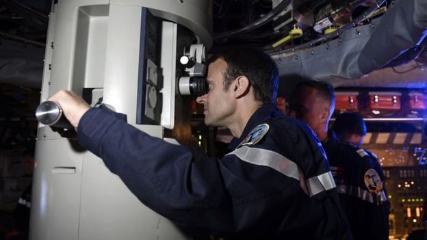 Tổng thống Macron quan sát hoạt động của tàu ngầm Le Terrible qua kính viễn vọng (Ảnh: AFP)