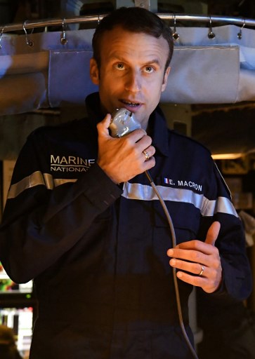 Tổng thống Pháp nói chuyện qua bộ đàm với thủy thủ đoàn trên tàu Le Terrible. (Ảnh: AFP)