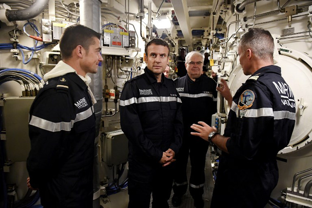 Tổng thống Macron trò chuyện cùng sĩ quan chỉ huy tàu ngầm Jerome Halle (phải), Đô đốc Bernard Rogel (thứ hai từ phải qua) và một thành viên thủy thủ đoàn trên tàu ngầm Le Terrible. (Ảnh: AFP)