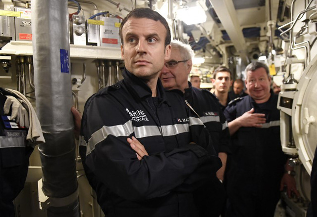 Sau năm 2019, Pháp sẽ là quốc gia duy nhất trong Liên minh châu Âu (EU) sở hữu vũ khí hạt nhân vì Anh khi đó sẽ không còn là thành viên của EU. Việc Tổng thống Macron tới thăm một tàu ngầm hạt nhân nhằm thể hiện cam kết của nhà lãnh đạo Pháp đối với chính sách răn đe hạt nhân của nước này. (Ảnh: AFP)