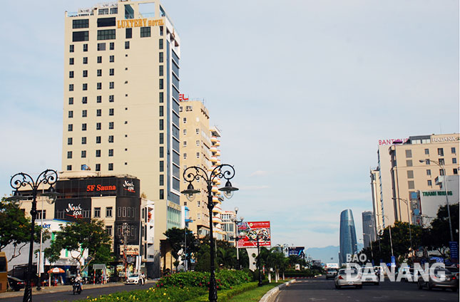 Một góc đường Phạm Văn Đồng (quận Sơn Trà) có các biển hiệu chủ yếu tiếng nước ngoài.  						          Ảnh: NGUYỄN THÀNH