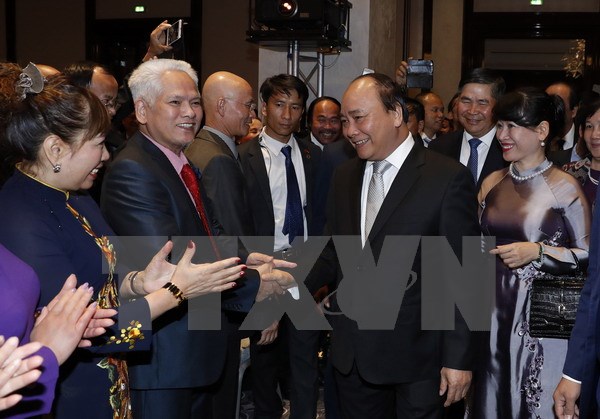Thủ tướng Nguyễn Xuân Phúc gặp gỡ thân mật cán bộ, nhân viên Đại sứ quán và đại diện cộng đồng người Việt Nam tại Đức. (Ảnh: Thống Nhất/TTXVN)