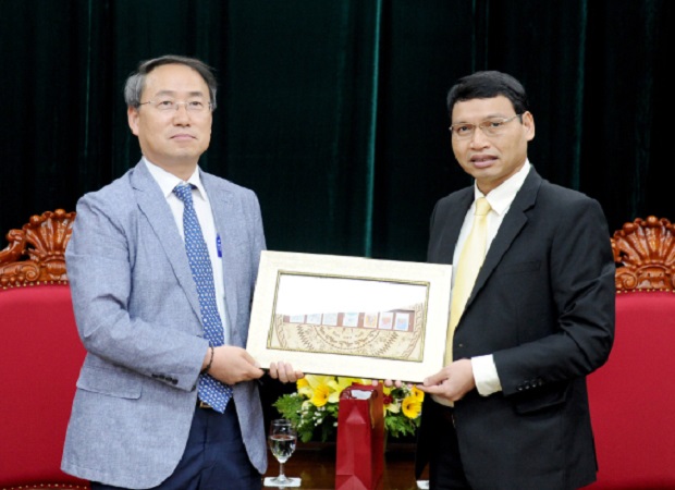 Mr Ku Bongeun (left) and Vice Chairman Minh