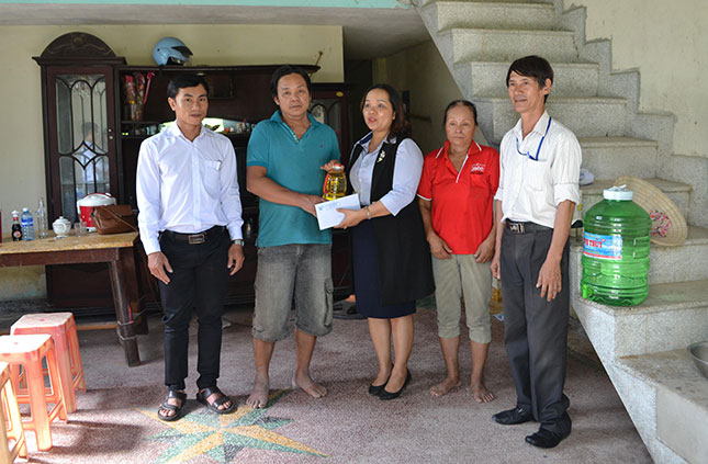 Hỗ trợ tiền sửa chữa nhà cho người nghèo ở huyện Hòa Vang.