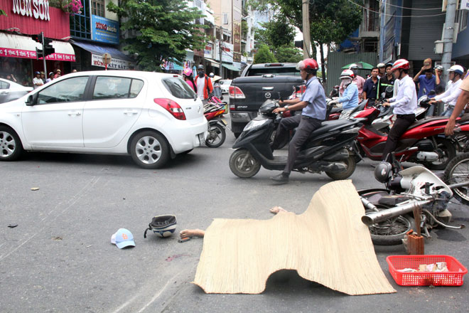Hiện trường vụ tai nạn nghiêm trọng khiến 3 người thương vong tại ngã tư Hùng Vương - Trần Phú.