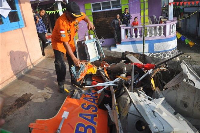 Parts of the wreckage of an Indonesia-made helicopter that crashed in Temanggung on July 2 (Photo: AFP/VNA)