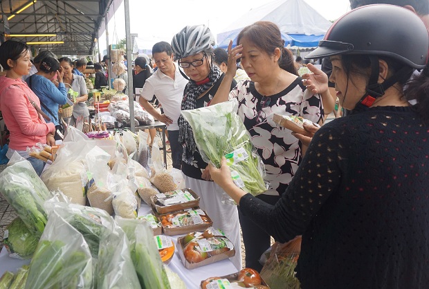 Visitors at a recent Evergreen Farmer’s Market Fair event