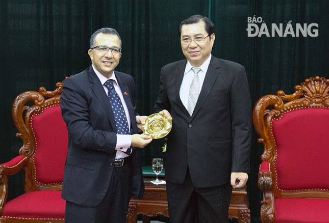 Chủ tịch UBND thành phố Huỳnh Đức Thơ (phải) tiếp ông Azzeddine Farhane, Đại sứ Vương quốc Maroc tại Việt Nam.            Ảnh: QUỐC KHẢI