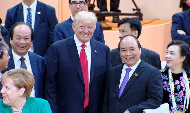 Thủ tướng Nguyễn Xuân Phúc và Tổng thống Donald Trump bên lề Hội nghị G20. Tổng thống Donald Trump khẳng định sẽ đến thăm Việt Nam và dự Hội nghị cấp cao APEC vào tháng 11/2017 (ảnh: VGP)