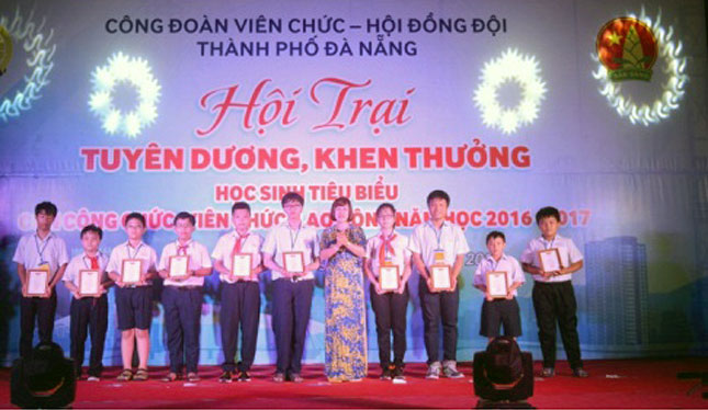 Công đoàn Viên chức thành phố khen thưởng con công chức, viên chức, lao động.