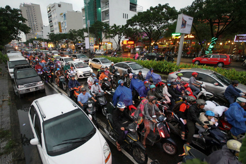 A traffic jam in Da Nang. Photo by VnExpress/Nguyen Dong 