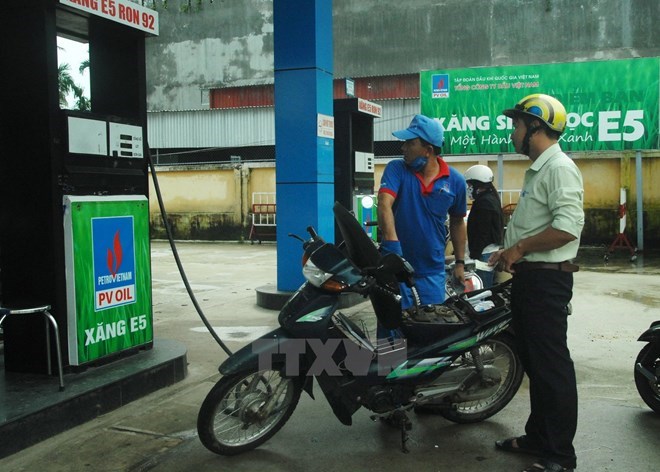 A motorcylist has his vehicle filled with E5 bio-fuel in Quang Ngai province (Photo: VNA)