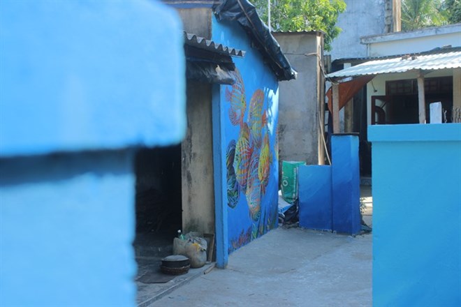 Old walls are covered with paintings in a fishing village of Quang Nam province (Photo: VNA)