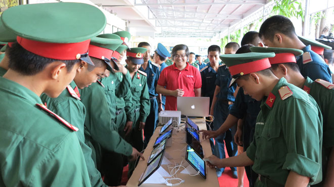 Military officers and men learning about the Virtual Reality 3D (VR3D) technology at the event 